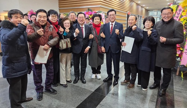 ▲ 이장우시장과 조원휘의장 지지자 등이 출판기념회에 찾아 유성 정장에 밑거름되는 좋은 이가 될줄것을 당부했다.ⓒ김경태기자