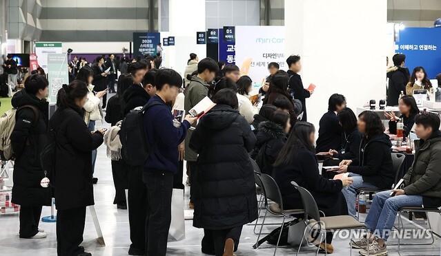 ▲ 지난 11일 서울 강남구 코엑스에서 열린 '2026 스타트업 채용박람회'에서 구직자들이 채용 상담 및 면접을 기다리고 있다.ⓒ연합뉴스