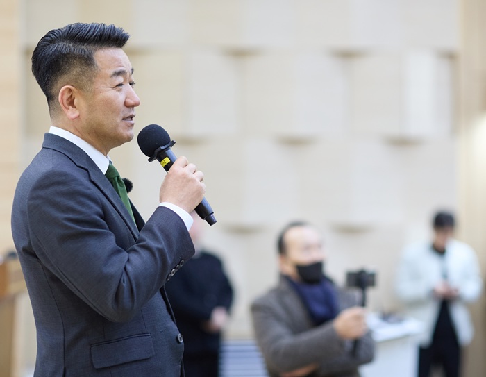 ▲ 서원 논산시의원이 지난 24일 건양대학교 경상학관에서 열린 저서 '한 줄의 기준' 출판기념회에서 인사말을 하고 있다.ⓒ서원 의원