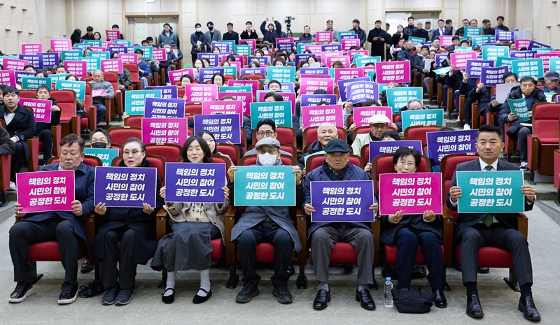 ▲ 서원 논산시의원과 지지자들이 지난 24일 건양대학교 경상학관에서 열린 저서 '한 줄의 기준' 출판기념회에 앞서 책임의 정치, 시민의 참여, 공저한 도시 퍼포먼스를 하고 있다.ⓒ서원 의원