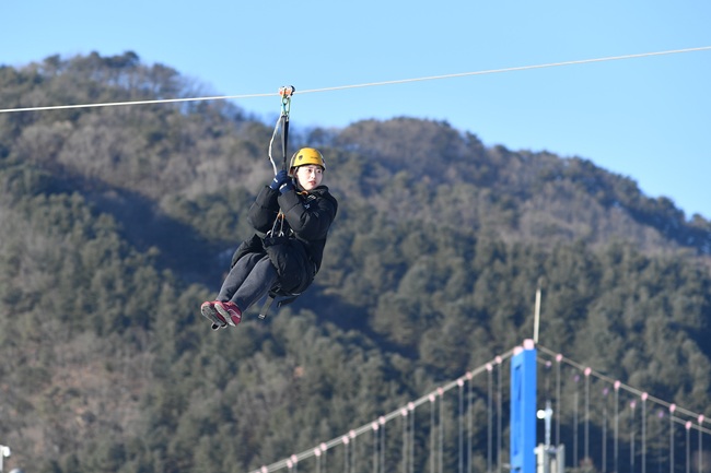 ▲ 25일, 주말을 찾아 화천산천어축제장을 찾은 관광객들이 하늘 가르기 체험을 하며 즐거운 시간을 보내고 있다. ⓒ화천군