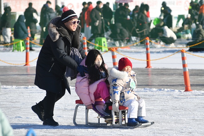 ▲ 25일, 주말을 찾아 화천산천어축제장을 찾은 관광객들이 얼음썰매 체험을 하며 즐거운 시간을 보내고 있다. ⓒ화천군