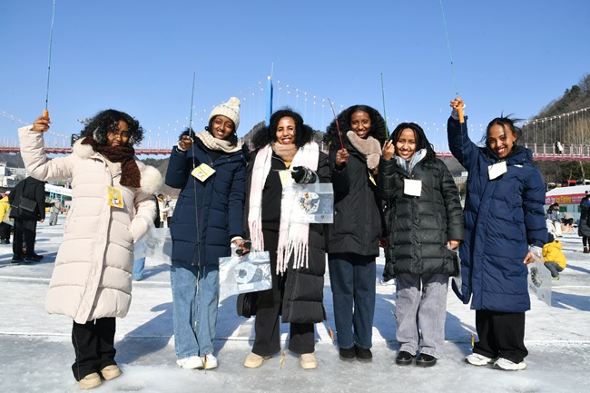 ▲ 25일, 주말을 맞아 화천산천어축제장을 찾은 외국인 관광객들이 산천어 얼음낚시를 즐기고 있다. ⓒ화천군