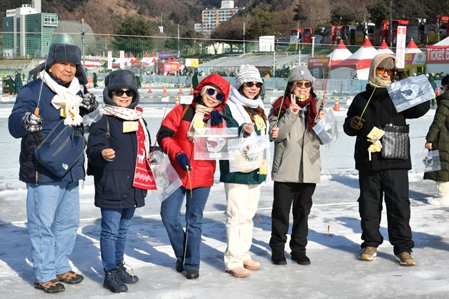 ▲ 25일, 주말을 맞아 화천산천어축제장을 찾은 외국인 관광객들이 산천어 얼음낚시를 즐기고 있다. ⓒ화천군