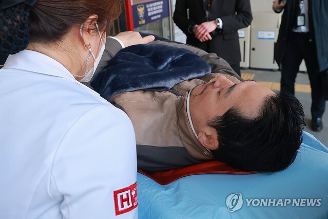 ▲ 통일교·공천헌금 등 '쌍특검' 수용을 요구하며 8일째 단식을 이어가던 장동혁 국민의힘 대표가 지난 22일 건강 악화로 서울 관악구의 한 병원으로 이송되고 있다.ⓒ연합뉴스