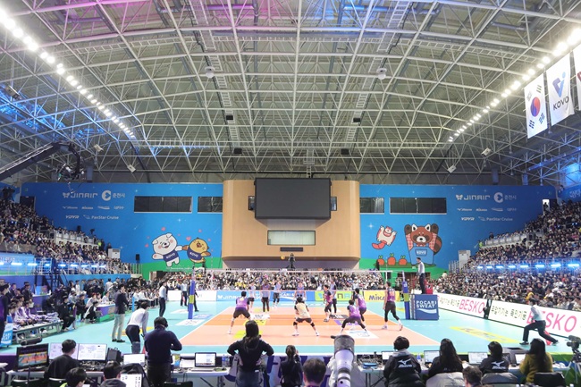 ▲ 25일 춘천 호반체육관에서 열린 진에어 2025~2026 V-리그 올스타전 경기장에서 남자부 올스타 선수들이 경기를 펼치고 있다. ⓒ춘천시