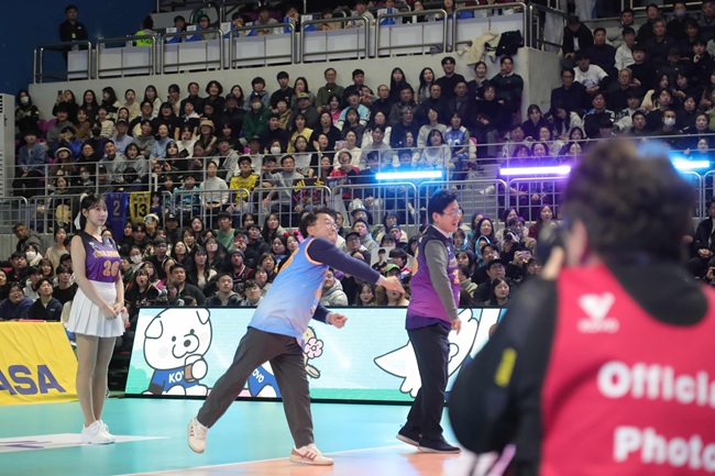 ▲ 25일 춘천 호반체육관에서 열린 진에어 2025~2026 V-리그 올스타전 개막에서 육동한 춘천시장이 시구를 하고 있다. ⓒ춘천시