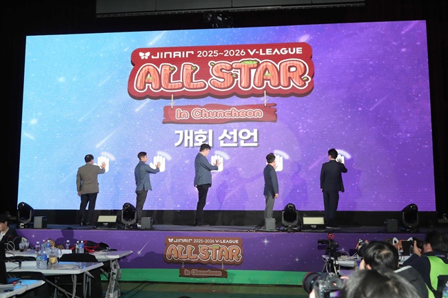 ▲ 25일 춘천 호반체육관에서 열린 진에어 2025~2026 V-리그 올스타전 개회선언을 하고 있다. ⓒ춘천시