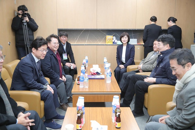 ▲ 25일 춘천 호반체육관에서 열린 진에어 2025~2026 V-리그 올스타전에 앞서 육동한 춘천시장과 조원태 한국배구연맹 총재, 이강균 춘천시체육회장 등이 환담을 나누고 있다. ⓒ춘천시