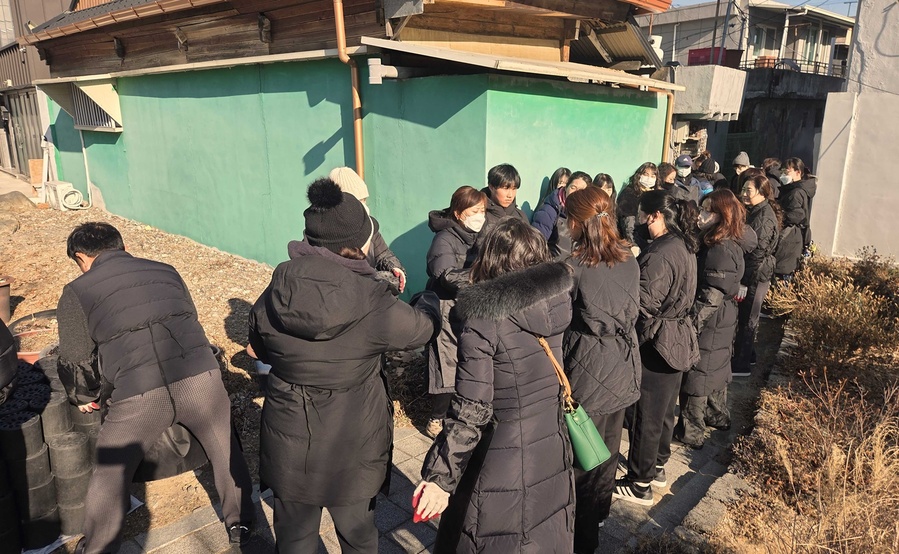 ▲ ‘사랑의 연탄나눔’ 봉사활동에 참여한 영진사이버대학교 사회복지계열, 봉사단이 연탄을 배달하고 있다.ⓒ영진사이버대