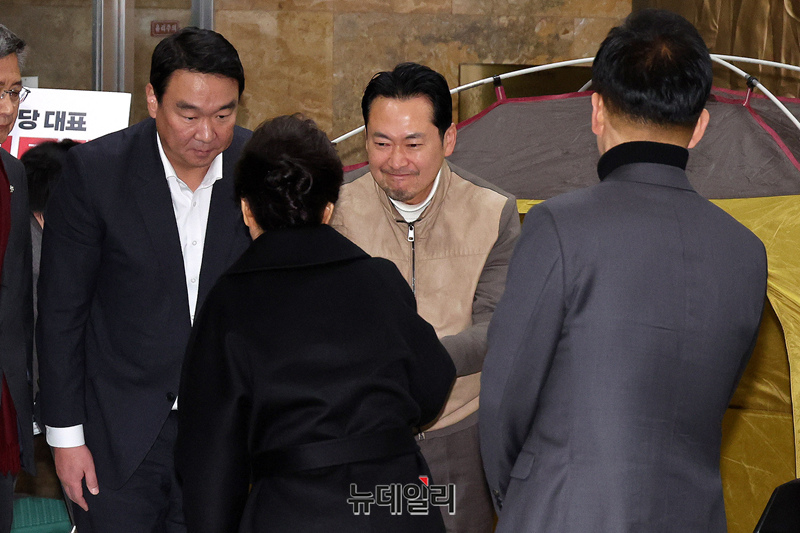 ▲ 박근혜 전 대통령이 몸을 돌려 손을 다시 잡자 장동혁 대표는 울컥 눈물을 흘렸다. ⓒ 정상윤 기자