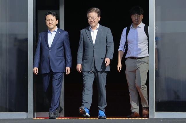 ▲ 출퇴근 단식 10일차 모습. 2023년 9월 9일 이재명 당시 더불어민주당 대표가 쌍방울 대북송금 의혹 조사를 받기 위해 수원지검으로 출발하면서 걸어서 국회를 나오고 있다. ⓒ 뉴시스