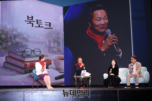 ▲ 개그맨 심현섭 씨(오른쪽 첫번째)와 포항 송도초등학교 동창인 권현주 씨(오른쪽 두번째)가 공동 진행을 맡아 눈길을 끌었다.ⓒ뉴데일리