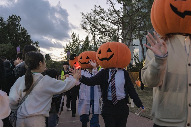 ▲ 경주엑스포대공원 관광객들이 EX-펌킨나잇 행사를 즐기고 있다.ⓒ경북관광공사