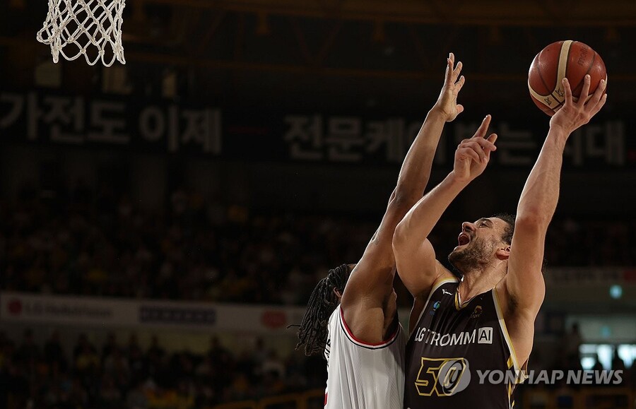 ▲ 마레이의 더블더블을 앞세운 1위 LG가 2위 정관장을 대파하며 우위를 점했다.ⓒ연합뉴스 제공