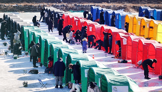 ▲ 25일 휴일을 맞아 강추위에도 불구하고 강원도 평창군 진부면 오대천 일원에 열린 평창송어축제에 많은 방문객이 몰려 송어 얼음낚시를 즐기고 있다. 올해 축제는 송어낚시를 넘어 전시·문화·휴식 콘텐츠를 강화한 겨울 종합 관광축제로 내달 9일까지 방문객을 맞는다. ⓒ평창관광문화재단