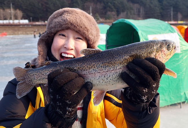 ▲ 25일 휴일을 맞아 강추위에도 불구하고 강원도 평창군 진부면 오대천 일원에 열린 평창송어축제를 찾은 방문객들이 송어 얼음낚시를 즐기고 있다. 올해 축제는 내달 9일까지 방문객을 맞는다. ⓒ평창관광문화재단