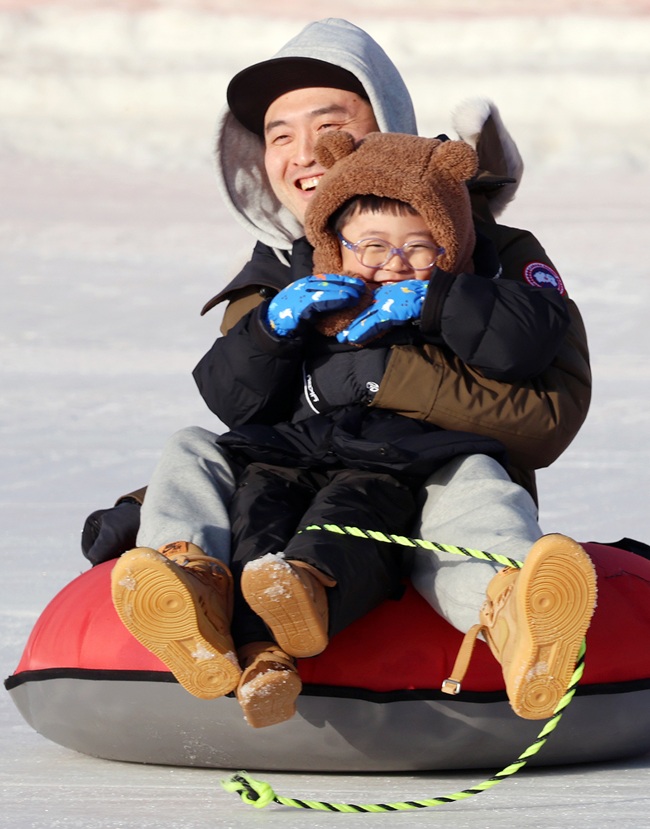 ▲ 25일 휴일을 맞아 강추위에도 불구하고 강원도 평창군 진부면 오대천 일원에 열린 평창송어축제를 찾은 방문객들이 눈썰매를 즐기고 있다. 올해 축제는 내달 9일까지 방문객을 맞는다. ⓒ평창관광문화재단