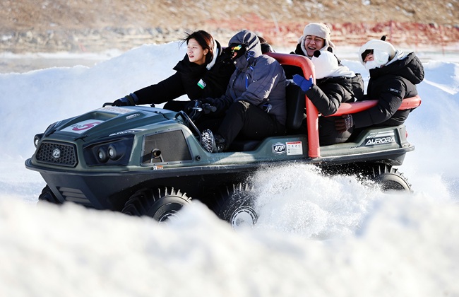▲ 25일 휴일을 맞아 강추위에도 불구하고 강원도 평창군 진부면 오대천 일원에 열린 평창송어축제를 찾은 방문객들이 눈밭에서 스릴 넘치는 아르고를 체험하고 있다. ⓒ평창관광문화재단