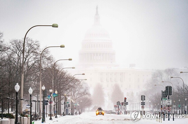 ▲ 25일(현지시각) 미국 워싱턴 D.C.에 있는 연방의회 의사당 앞에 눈이 쌓여 있다. 출처=AFPⓒ연합뉴스