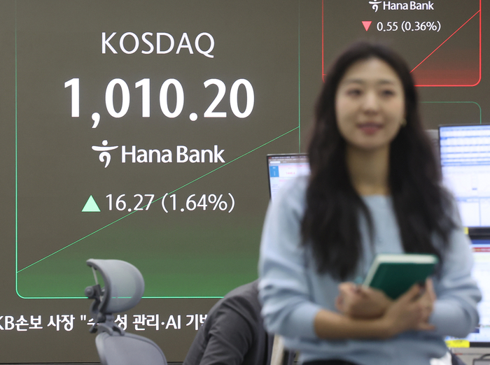 ▲ 코스닥 지수가 장중 1000선을 돌파한 26일 서울 중구 하나은행 딜링룸 현황판에 코스닥 지수 등이 표시되고 있다. ⓒ연합뉴스