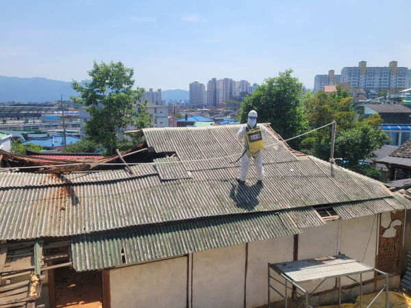 ▲ 슬레이트 철거 모습. ⓒ강릉시