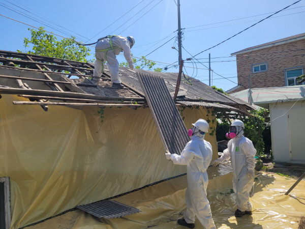 ▲ 슬레이트 철거 모습. ⓒ강릉시