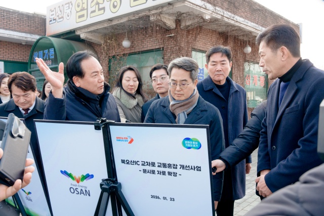 ▲ 수도권 제2순환고속도로 북오산IC 현장을 점검하는 김동연 경기도지사와 이권재 오산시장ⓒ오산시 제공