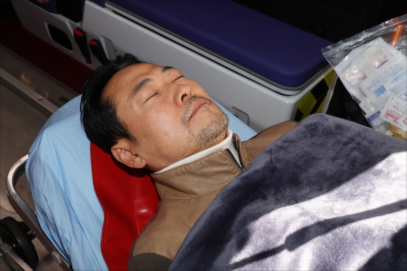 ▲ '통일교·공천헌금' 쌍특검법 수용을 촉구하며 단식을 시작한 장동혁 국민의힘 대표가 22일 서울 여의도 국회에서 단식 8일 만에 박근혜 전 대통령의 단식 중단 권고를 받아들이며 단식을 중단하고 병원으로 이송되고 있다. ⓒ공동취재/뉴시스