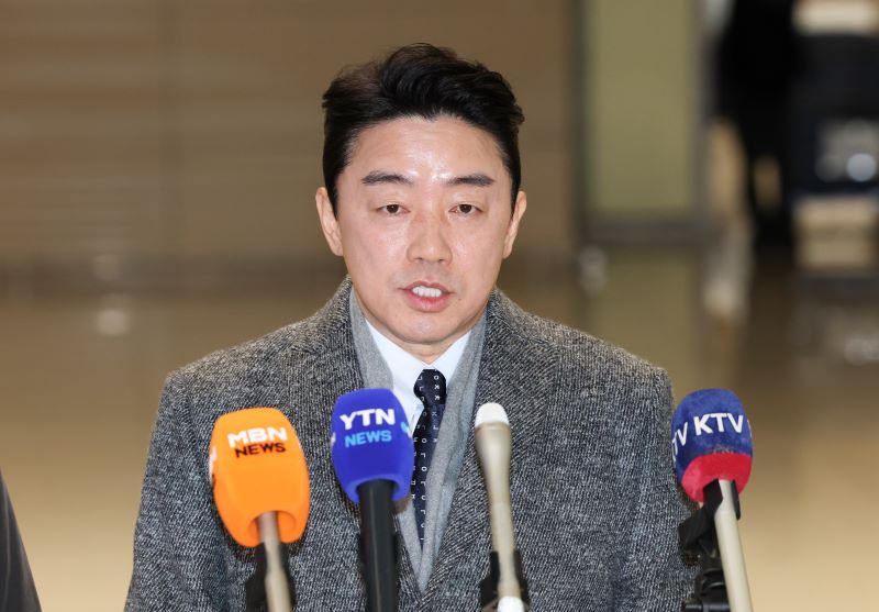 ▲ 강훈식 대통령 비서실장이 26일 인천 중구 인천국제공항 제2여객터미널에서 '캐나다 초계 잠수함 프로젝트'(CPSP) 사업에 대한 한국 기업의 수주를 지원하기 위해 캐나다로 출국 전 취재진 질문에 답하고 있다. ⓒ뉴시스