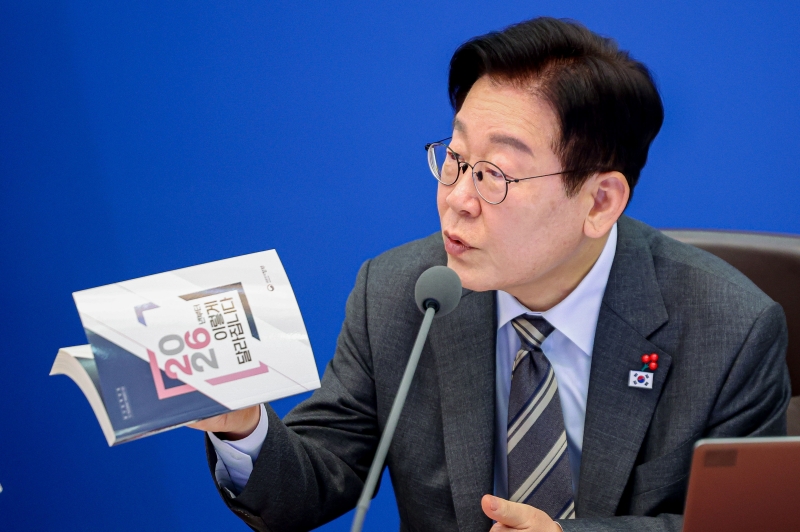 ▲ 이재명 대통령이 20일 청와대에서 열린 국무회의에서 정책 자료집을 들고 발언하고 있다. ⓒ뉴시스