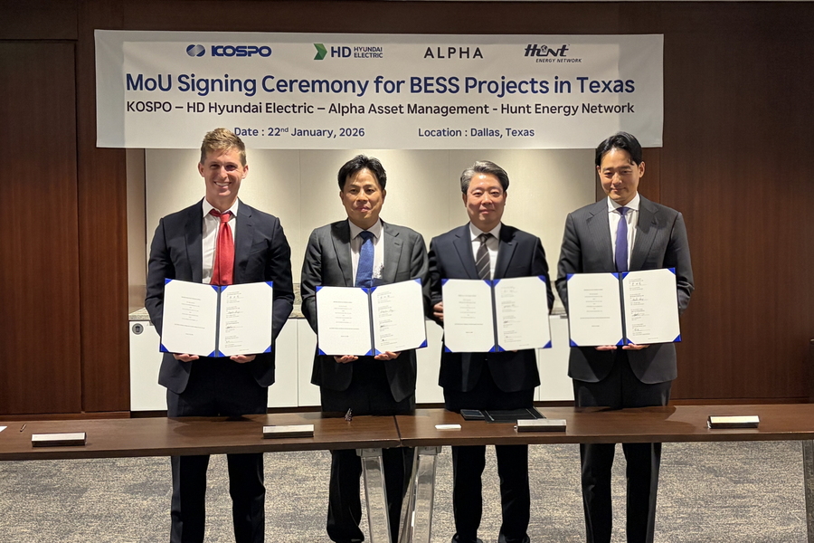 ▲ 한국남부발전은 22일(현지시간) 미국 댈러스에 위치한 헌트 에너지 본사에서 ‘美 텍사스 BESS 사업 공동개발을 위한 양해각서(MOU)’를 체결했다. (왼쪽부터) 헌트에너지네트워크 닉 바비키언(Nick Babikian) 사업화 담당 부사장, HD현대일렉트릭 강봉주 전무, 남부발전 박영철 경영기획부사장, 알파자산운용 최준혁 대표. (사진=남부발전) ⓒ전성무 기자