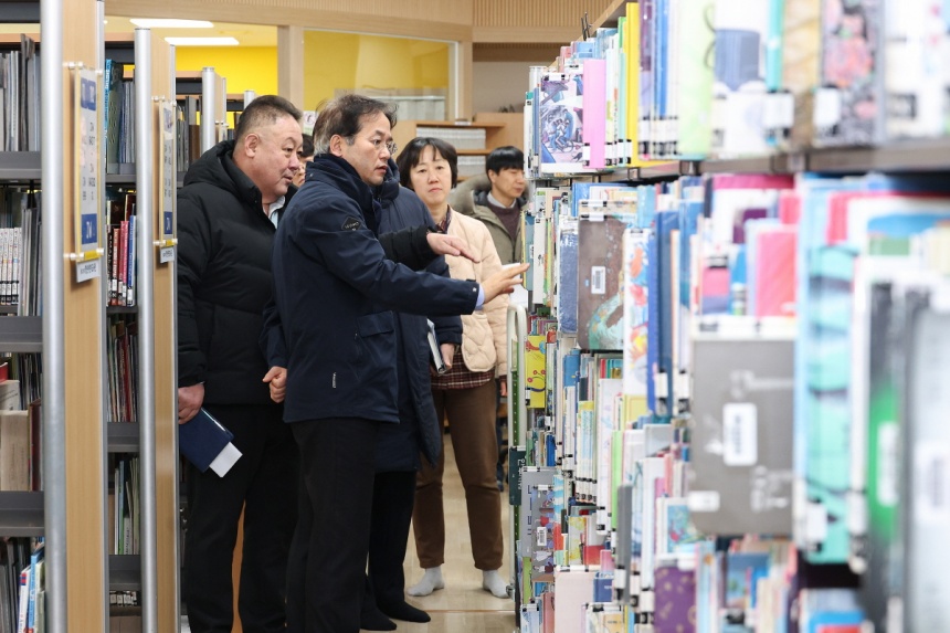 ▲ 이동환 고양특례시장이 행신어린이도서관을 찾아 점검하고 있다 ⓒ고양특례시 제공