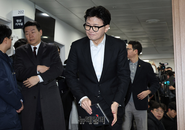 ▲ 당원게시판 사태와 관련해 국민의힘에서 제명된 한동훈 전 대표가 지난 14일 국회 기자회견장에서 긴급기자회견을 위해 입장하는 모습. ⓒ정상윤 기자