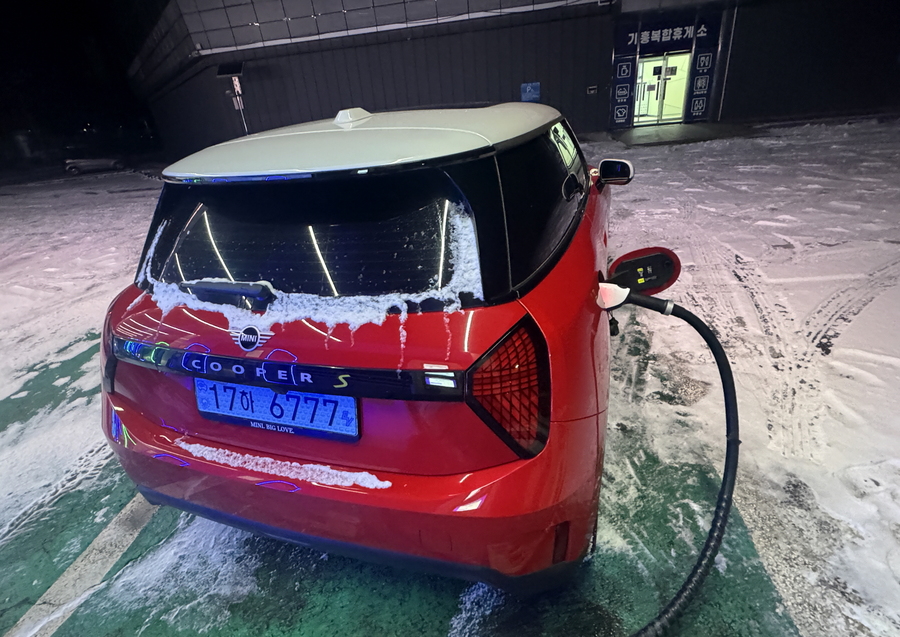 ▲ 강추위 속에서도 전기차 충전은 무난히 이뤄졌다. ⓒ김재홍 기자