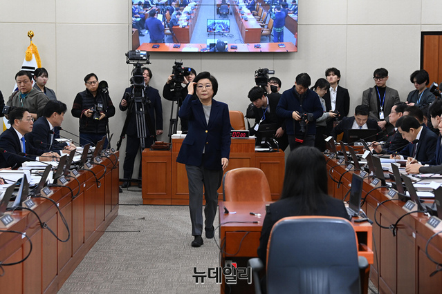 ▲ 이혜훈 기획예산처 장관 후보자가 지난 23일 국회 재정경제기획위원회에서 열린 인사청문회에서 임이자 위원장에게 선서문을 전달한 뒤 자리로 이동하는 모습. ⓒ국회사진기자단