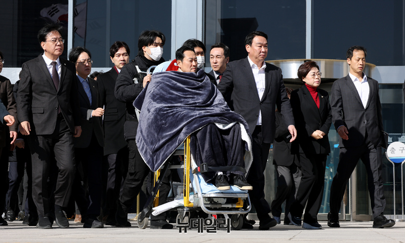 ▲ 통일교·민주당 공천 뇌물 특검을 요구하며 8일째 단식을 이어가던 장동혁 국민의힘 대표가 지난 22일 오후 국회에서 병원으로 이송되고 있다. ⓒ이종현 기자