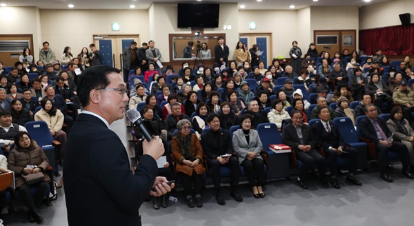 ▲ 박희조 구청장을 대동을 방문해 구정 주요 정책을 설명하고 있다.ⓒ동구