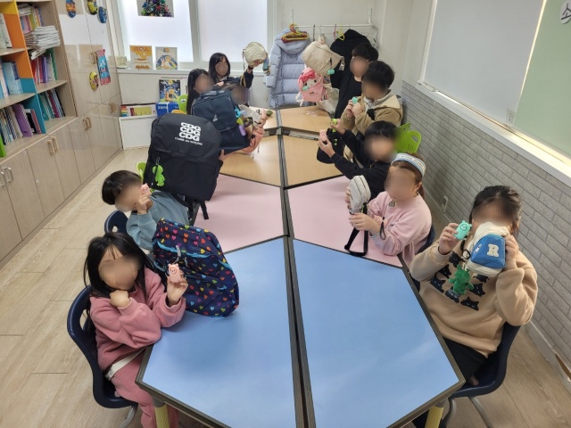 ▲ 초등학교 입학 취약계층 아동에게 지원된 호신용 키링 경보기ⓒ평택시 제공