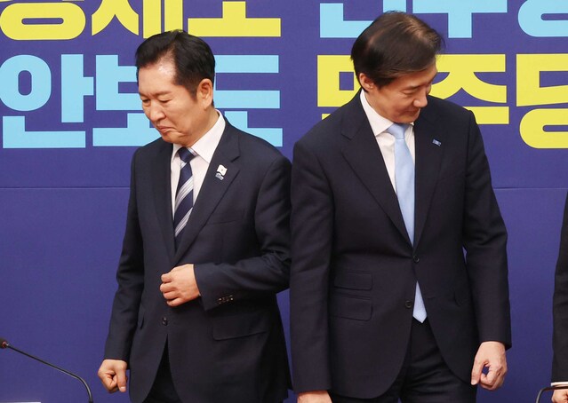 ▲ 정청래 더불어민주당 대표와 조국 조국혁신당 대표가 지난해 11월 26일 국회에서 면담을 나누기 전 기념촬영을 마치고 자리로 향하고 있다. ⓒ뉴시스