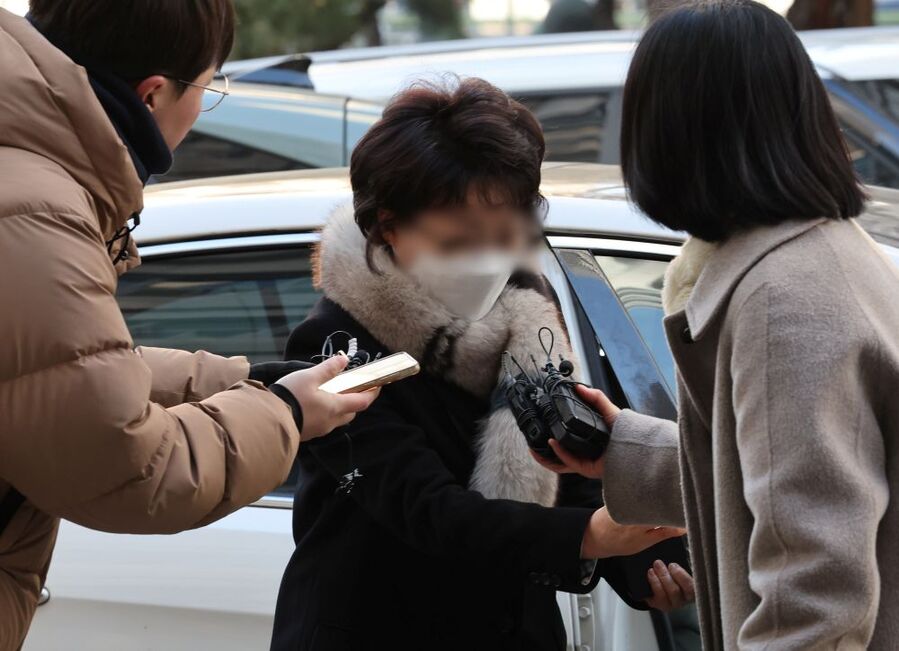 ▲ 김병기 더불어민주당 의원 공천헌금 의혹 탄원서를 작성한 전 동작구의원 A씨가 9일 오전 서울 마포구 서울경찰청 광역수사단 청사로 출석하고 있다. ⓒ뉴시스