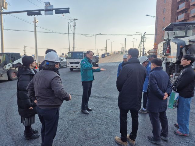 ▲ 이창우 북구청장이 26일 중앙동과 송도동을 잇는 해오름 대교의 임시개통을 앞두고 공사 진행 상황을 둘러보며 현장관계자에게 안전관리 점검에 최선을 다해 줄 것을 당부했다.ⓒ포항시