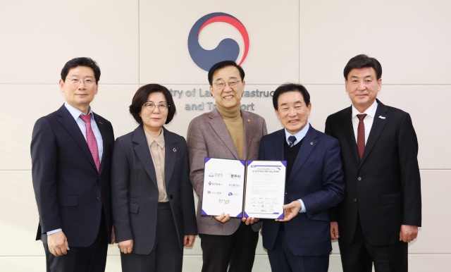 ▲ 성남·광주·용인·화성·안성·청주 시와 진천군 등 7개 지자체가 ‘중부권 광역급행철도(JTX) 조기 추진 공동건의문’을 국토교통부에 전달하고 있다ⓒ안성시 제공