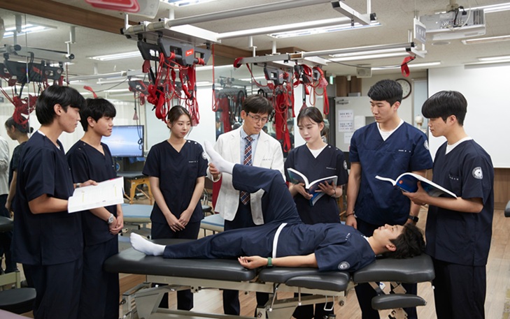 ▲ 물리치료학과 이용우 교수가 학생들에게 설명하는 모습.ⓒ삼육대