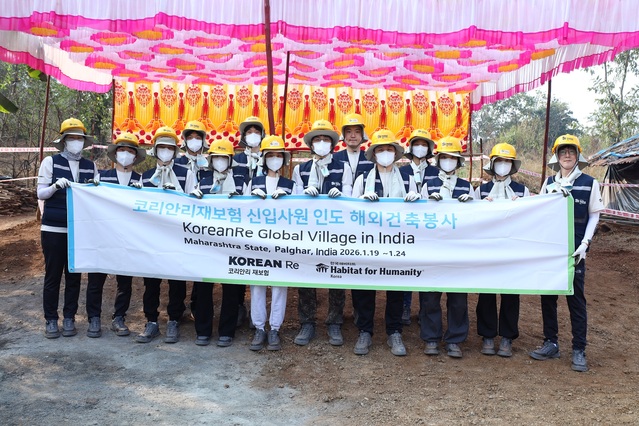 ▲ 코리안리재보험 신입사원들은 지난 1월 19일부터 24일 뭄바이 인근 팔가르 지역에서 진행된 해외 건축 봉사활동에 참여했다.ⓒ코리안리재보험