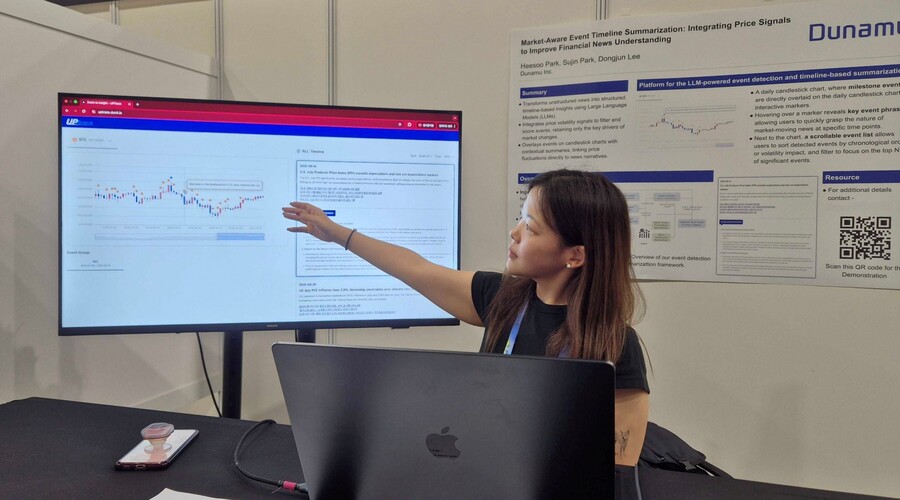 ▲ 박희수 두나무 머신러닝팀 연구원이 AAAI 2026에서 연구 성과를 발표 하고 있다. ⓒ두나무