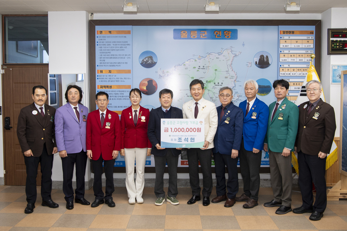 ▲ 조석현 국제라이온스협회 356-E(경북)지구 총재(왼쪽 여섯 번째)와 임원들이 26일 울릉군청을 방문해 남한권 울릉군수에게 고향사랑기부금 100만 원을 전달한 뒤 기념촬영을 하고 있다.ⓒ울릉군