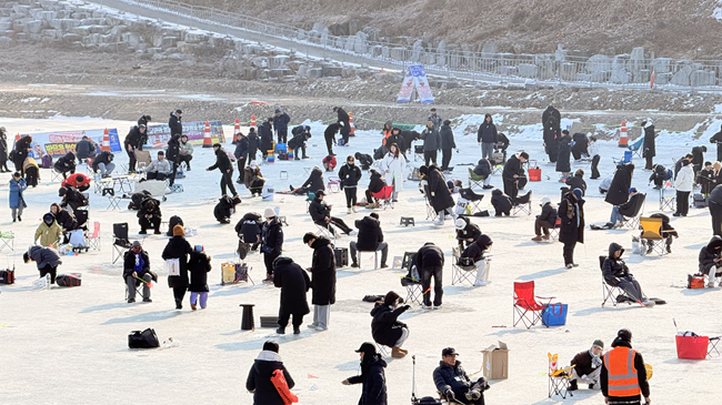 ▲ 얼음낚시를 즐기는 관광객들. ⓒ홍천문화재단