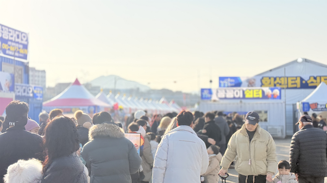 ▲ 홍천강 꽁꽁축제를 즐기는 관광객들. ⓒ홍천문화재단