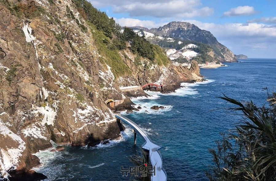 ▲ 울릉도 명소인 해안산책로 절경. 해안 절벽을 따라 겹겹이 쌓인 설경은 거친 동해의 파도와 조화를 이루고, 고립을 넘어선 절정의 비경을 연출하고 있다.ⓒ뉴데일리